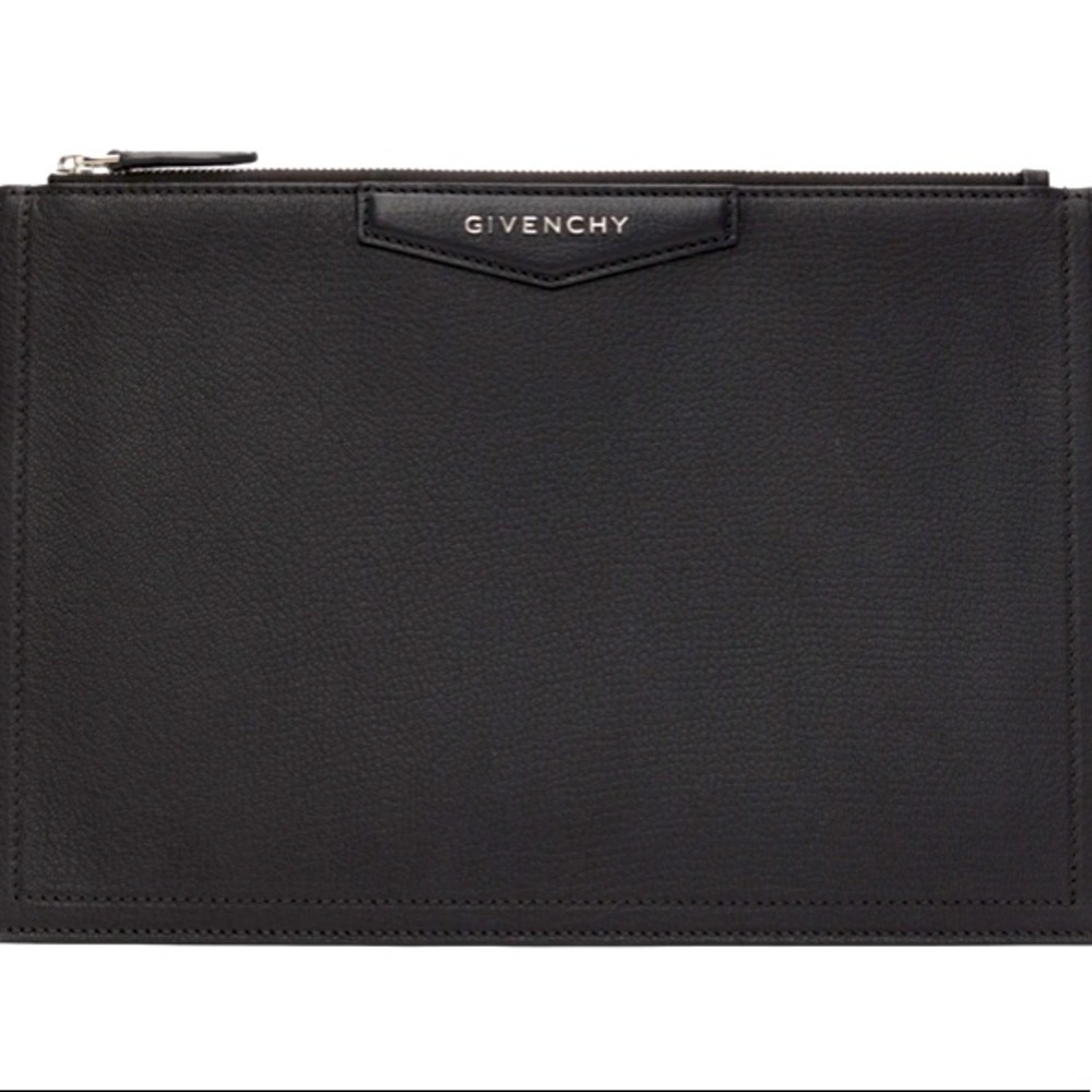 🆕 GIVENCHY
Black Grained Medium Antigona Pouch